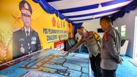 Petugas kepolisian melakukan pengamatan jalur di posko pelayanan mudik