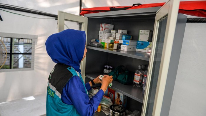 Petugas kesehatan menyiapkan obat-obatan di posko pelayanan mudik di Cikaledong, Nagreg, Kabupaten Bandung, Jawa Barat, Minggu (23/3/2025). Polresta Bandung bersama Kementerian Kesehatan mendirikan pos pelayanan dan pos kesehatan hingga H+7 arus mudik Lebaran 2025 guna memberikan pelayanan dan kenyamanan bagi pemudik yang menuju Tasikmalaya dan Jawa Tengah. ANTARA FOTO/Raisan Al Farisi/rwa.