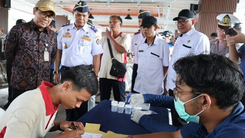 Wakil Wali Kota Denpasar I Kadek Agus Arya Wibawa saat meninjau posko terpadu di kawasan Terminal Ubung, Denpasar.