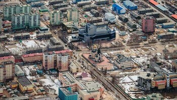 Tambang berlian di Mirny, Rusia. Merupakan tambang berlian terbesar dengan di dunia dengan kedalaman lebih dari 525 meter dan diameter 1200 meter. Namun ngerinya, terdapat pemukiman di sana. Foto: Boredpanda