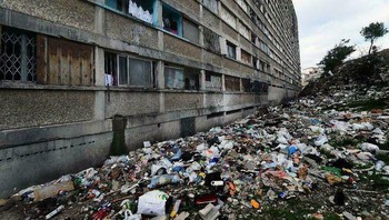 Tumpukan sampah yang berserakan di balik blok apartemen di Marseile, Prancis (Parc Kalliste).  Foto: Boredpanda