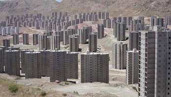 Bangunan apartemen yang terbengkalai di Teheran, Iran. Foto: Boredpanda