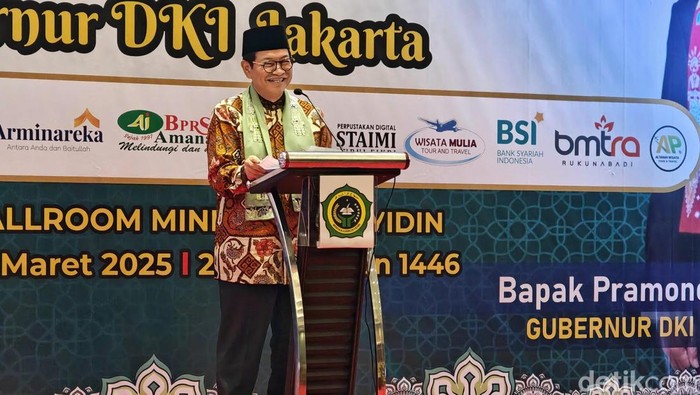 Pramono Anung menghadiri acara pemberian santunan anak yatim di Ponpes Minhaajurrosyidin, Jakarta. Gubernur DKI Jakarta itu menekankan pentingnya kepedulian sosial di bulan suci Ramadan.