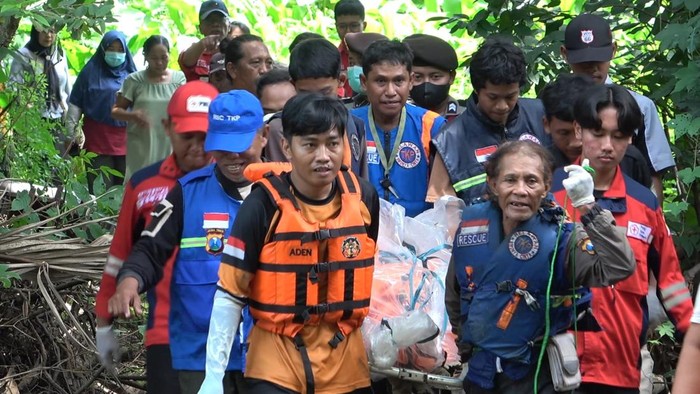 Pria bertato naga ditemukan tersangkut pohon waru di Desa Ngareskidul, Gedeg, Mojokerto.