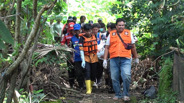 Pria bertato naga ditemukan tersangkut pohon waru di Desa Ngareskidul, Gedeg, Mojokerto.