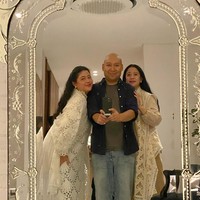 Ketua DPR RI Puan Maharani yang juga putri presiden ke-5 Megawati Soekarnoputri turut hadir bersama anaknya, Pinka Haprani. Cucu dan cicit presiden ke-1 RI Soekarno ini kompak berbusana renda putih. (Foto: X/@puanmaharani_ri)