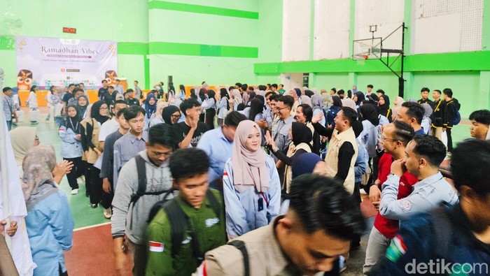 Ratusan relawan sebelum menyebar mengantarkan paket makanan ke pelosok Kota Tasikmalaya.