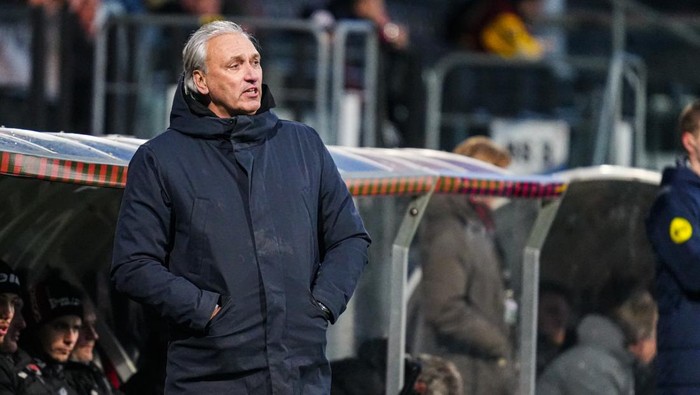 ROTTERDAM, NETHERLANDS - FEBRUARY 16: head coach Robert Maaskant of Helmond Sport looks on during the Dutch Keuken Kampioen Divisie match between Excelsior Rotterdam and Helmond Sport at Van Donge & De Roo Stadion on February 16, 2025 in Rotterdam, Netherlands. (Photo by Gabriel Calvino Alonso/BSR Agency/Getty Images)