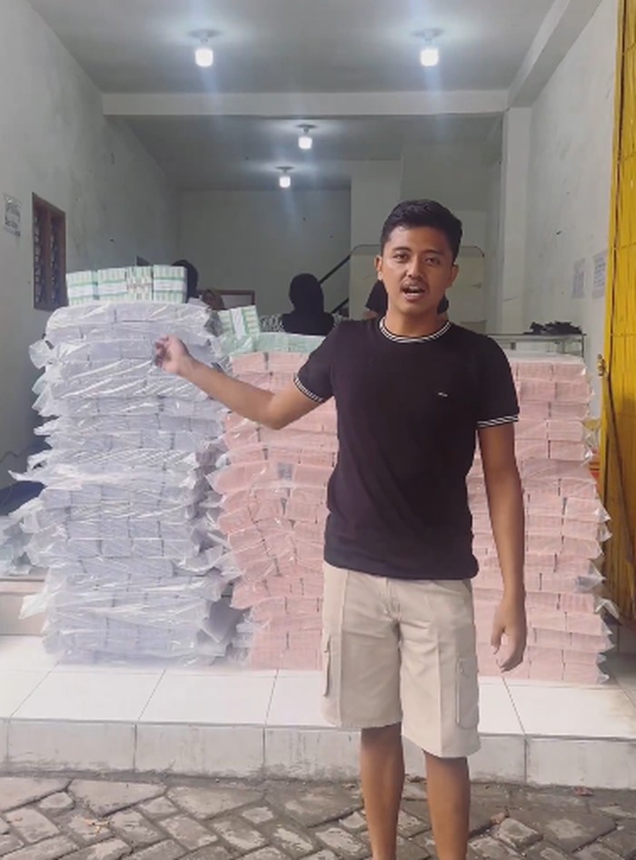 Ruko di Pasuruan isi tumpukan uang tukar lebaran
