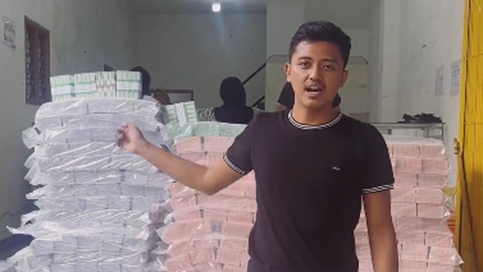 Ruko di Pasuruan isi tumpukan uang tukar lebaran