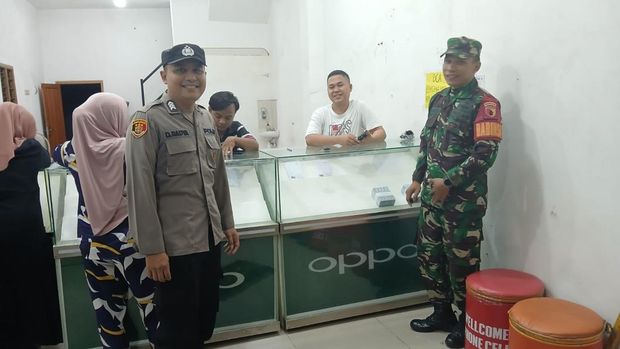 Ruko di Pasuruan isi tumpukan uang tukar lebaran