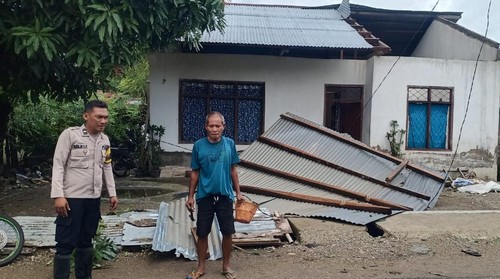 Salah satu rumah warga di Kampung Baru, Kelurahan Baru, Kecamatan Reok, Manggarai, NTT, rusak diterjang angin, Minggu (23/3/2025). (Foto: Dok. Polsek Reo)