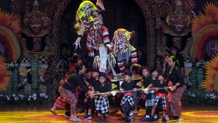 Sejumlah siswa PAUD menampilkan fragmen tari saat pementasan ogoh-ogoh anak di Gedung Dharma Negara Alaya, Denpasar, Bali, Minggu (23/3/2025). Pemerintah Kota Denpasar menggelar pentas ogoh-ogoh anak untuk menyambut Hari Raya Nyepi Tahun Baru Saka 1947 dengan menampilkan sebanyak delapan ogoh-ogoh terbaik karya siswa PAUD yang diiringi fragmen tari guna memperkenalkan budaya Bali bagi anak-anak serta mengembangkan kreativitas. ANTARA FOTO/Nyoman Hendra Wibowo/rwa.