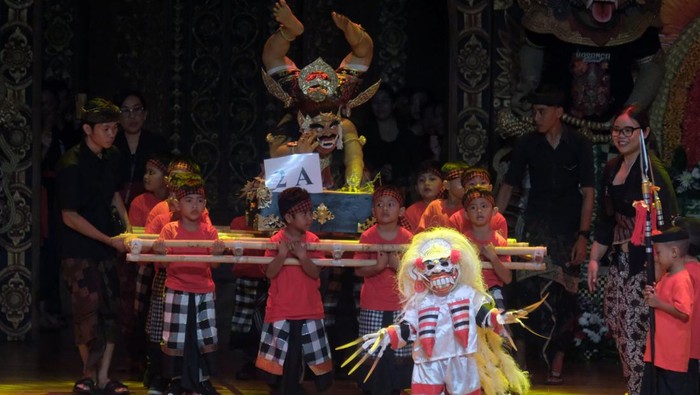 Sejumlah siswa PAUD menampilkan fragmen tari saat pementasan ogoh-ogoh anak di Gedung Dharma Negara Alaya, Denpasar, Bali, Minggu (23/3/2025). Pemerintah Kota Denpasar menggelar pentas ogoh-ogoh anak untuk menyambut Hari Raya Nyepi Tahun Baru Saka 1947 dengan menampilkan sebanyak delapan ogoh-ogoh terbaik karya siswa PAUD yang diiringi fragmen tari guna memperkenalkan budaya Bali bagi anak-anak serta mengembangkan kreativitas. ANTARA FOTO/Nyoman Hendra Wibowo/rwa.