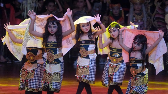 Sejumlah siswa PAUD menampilkan fragmen tari saat pementasan ogoh-ogoh anak di Gedung Dharma Negara Alaya, Denpasar, Bali, Minggu (23/3/2025). Pemerintah Kota Denpasar menggelar pentas ogoh-ogoh anak untuk menyambut Hari Raya Nyepi Tahun Baru Saka 1947 dengan menampilkan sebanyak delapan ogoh-ogoh terbaik karya siswa PAUD yang diiringi fragmen tari guna memperkenalkan budaya Bali bagi anak-anak serta mengembangkan kreativitas. ANTARA FOTO/Nyoman Hendra Wibowo/rwa.