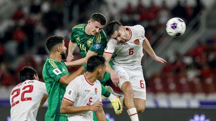 Indonesias Sandy Walsh (R) fights for the ball during the 2026 World Cup Asian qualification football match between Saudi Arabia and Indonesia at Bung Karno Stadium in Jakarta on November 19, 2024. (Photo by ADITYA AJI / AFP)