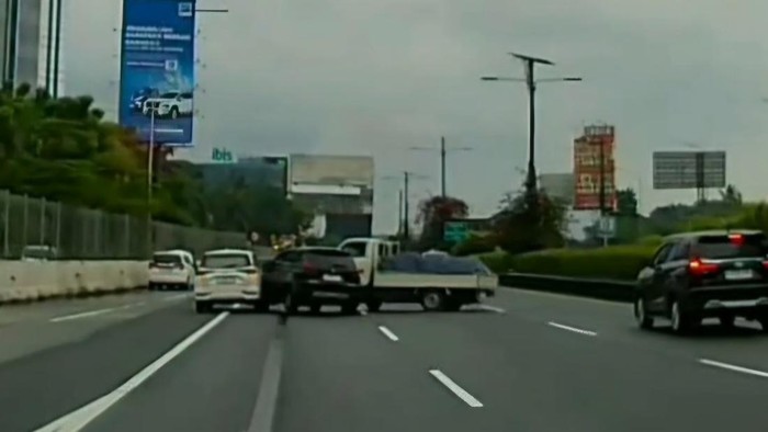 Sebuah mobil pikap lepas kendali di exit tol Bandara Soekarno-Hatta,  Tangerang, hingga menyebabkan kecelakaan yang melibatkan 4 kendaraan. (Dok Istimewa)