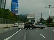 Pikap Isuzu Seruduk Xpander-Xenia di Tol Gegara Ini