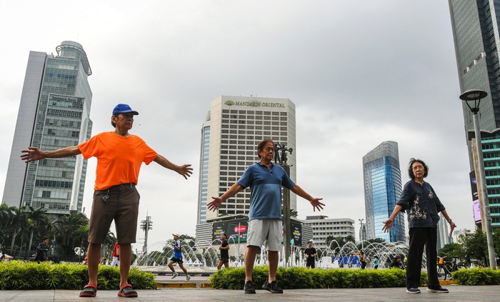 Sejumlah lansia mengikuti senam chi kung atau qigong saat Hari Bebas Kendaraan Bermotor (HBKB) di Jakarta, Minggu (23/3/2025). Yayasan Shaolin Indonesia menggelar senam chi kung secara gratis setiap HBKB sebagai seni mengolah energi yang dapat membantu menjaga kesehatan lansia melalui latihan pernapasan, sikap tubuh, dan pemfokusan pikiran.