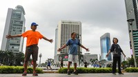 Sejumlah lansia mengikuti senam chi kung di kawasan CFD, Jakarta.