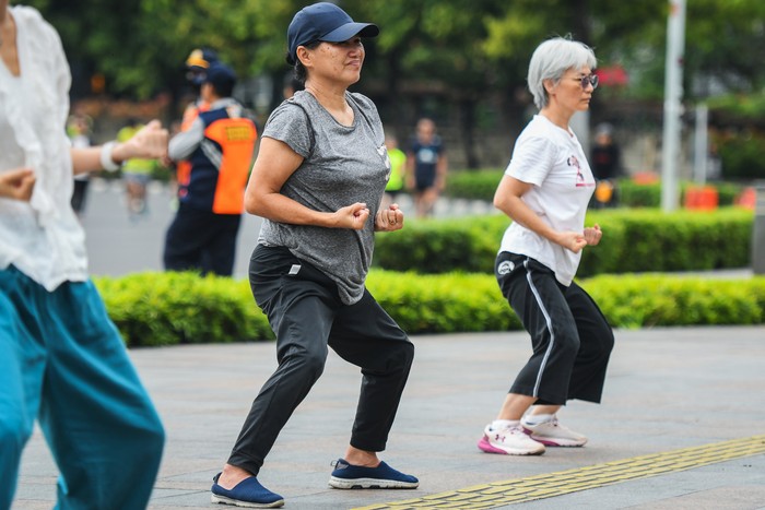 Sejumlah lansia mengikuti senam chi kung atau qigong saat Hari Bebas Kendaraan Bermotor (HBKB) di Jakarta, Minggu (23/3/2025). Yayasan Shaolin Indonesia menggelar senam chi kung secara gratis setiap HBKB sebagai seni mengolah energi yang dapat membantu menjaga kesehatan lansia melalui latihan pernapasan, sikap tubuh, dan pemfokusan pikiran.