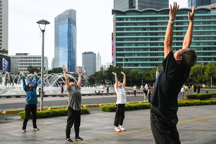 Sejumlah lansia mengikuti senam chi kung atau qigong saat Hari Bebas Kendaraan Bermotor (HBKB) di Jakarta, Minggu (23/3/2025). Yayasan Shaolin Indonesia menggelar senam chi kung secara gratis setiap HBKB sebagai seni mengolah energi yang dapat membantu menjaga kesehatan lansia melalui latihan pernapasan, sikap tubuh, dan pemfokusan pikiran.