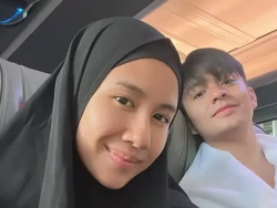 Gaya Shenina Cinnamon Tampil Berhijab Tanpa Makeup saat Umrah Bareng Suami