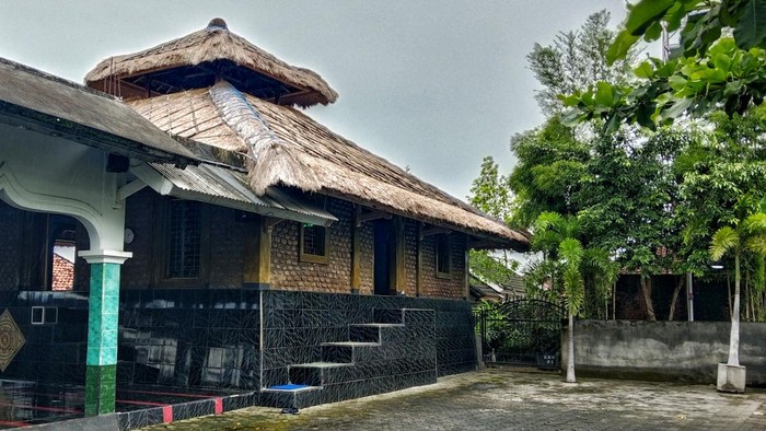 Situs Budaya Masjid Tua Songak di Desa Songak, Kecamatan Sakra, Lombok Timur, NTB, tampak dari halaman samping, Minggu (23/3/2025). (Sanusi Ardi W/detikBali)