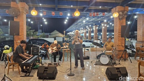 Suasana jam session Jazz Pasar di Pasar Tradisional Galang Ayu, Pemogan, Denpasar, Bali. (Foto: Fabiola Dianira/detikBali)