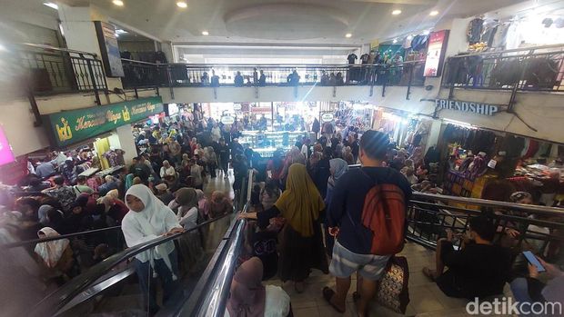 Suasana Pasar Baru Bandung menjelang Lebaran 2025.