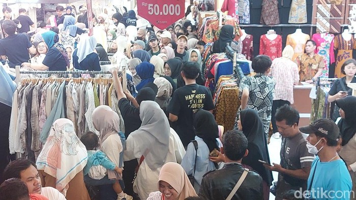 Suasana Pasar Baru Bandung menjelang Lebaran 2025.