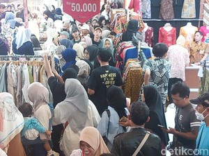 Omzet Pedagang Pasar Baru Merosot Meski Pengunjung Membludak