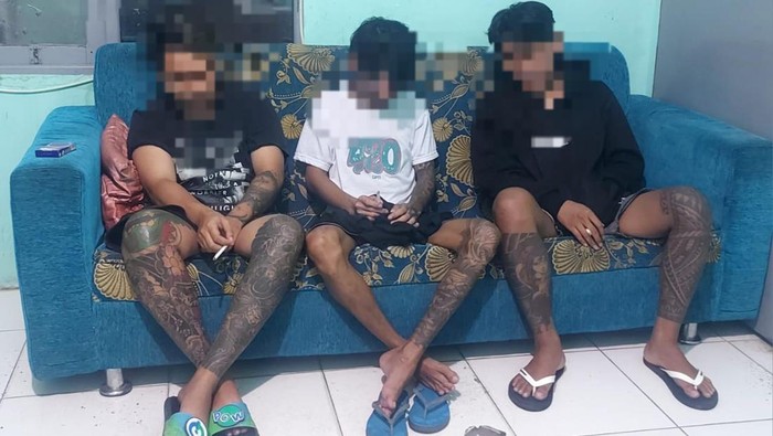 Tiga pria bertato ditangkap polisi karena menggunakan narkoba jenis sabu di Kota Gorontalo.