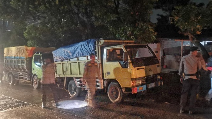 Tiga truk sampah asal Sleman saat dihentikan Muspika Kemalang, Klaten, beberapa waktu lalu. Foto diunggah Minggu (23/3/2025).