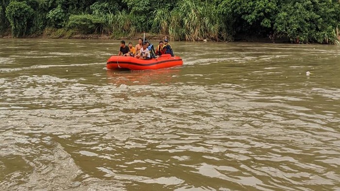 Tim gabungan melakukan pencarian korban tenggelam di Sungai Komering, OKU Selatan.