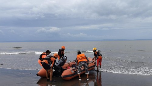 Tim SAR Gabungan mencari nelayan hilang, Minggu (23/3/2025).