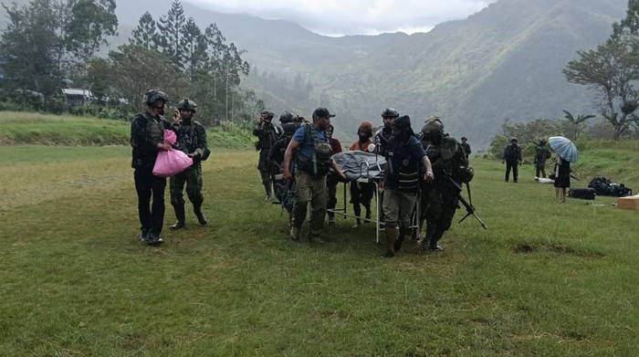 TNI mengevakuasi korban tewas akibat serangan OPM di Yahukimo, Papua Pegunungan.