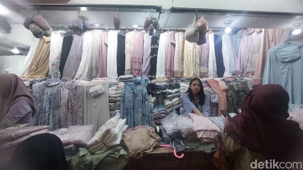 Toko mukena di Pasar Baru Bandung.