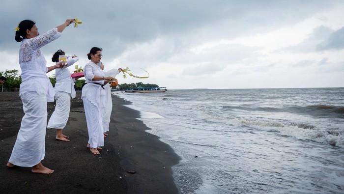 Sejumlah umat Hindu melakukan prosesi upacara Melasti di Pantai Tanjung Pasir, Kabupaten Tangerang, Banten, Minggu (23/3/2025). Upacara tersebut sebagai bentuk ritual penyucian diri serta alam dan merupakan rangkaian menyambut Hari Raya Nyepi Tahun Baru Saka 1947.