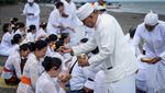 Melihat Upacara Melasti Jelang Nyepi di Pantai Tanjung Pasir