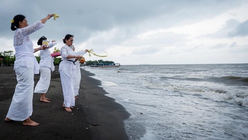 Sejumlah umat Hindu melakukan prosesi upacara Melasti di Pantai Tanjung Pasir, Kabupaten Tangerang, Banten, Minggu (23/3/2025). Upacara tersebut sebagai bentuk ritual penyucian diri serta alam dan merupakan rangkaian menyambut Hari Raya Nyepi Tahun Baru Saka 1947.