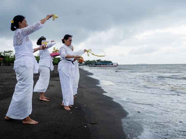 Melihat Upacara Melasti Jelang Nyepi di Pantai Tanjung Pasir