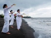 Melihat Upacara Melasti Jelang Nyepi di Pantai Tanjung Pasir