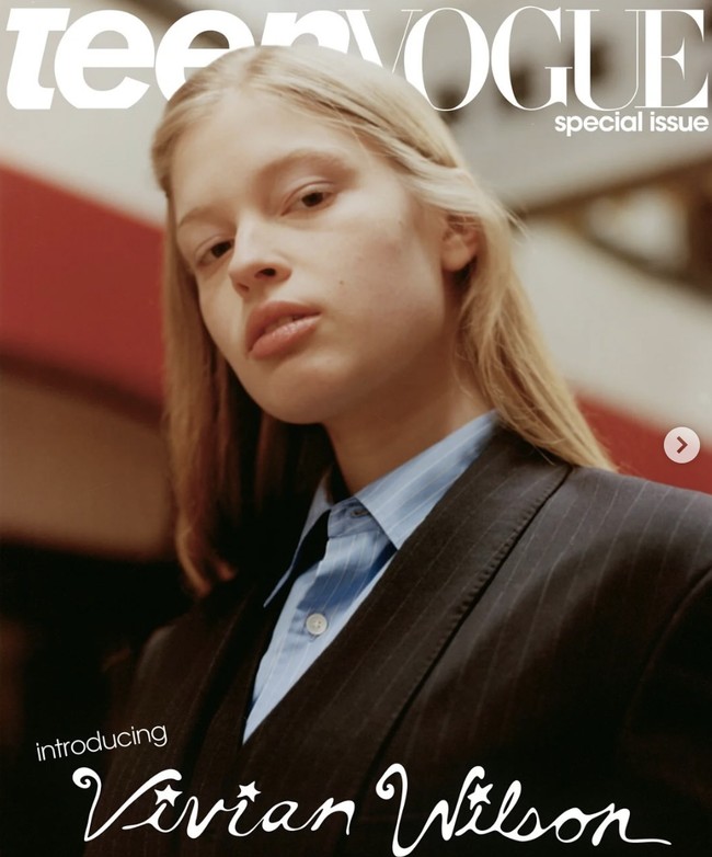 Pengakuannya soal transisinya diungkapkan lewat pemotretan dan wawancara di Teen Vogue. Pada cover majalah, transpuan 20 tahun itu tampil dengan kemeja biru dan blazer hitam. Pemotretan ini dilakukan di Jepang, tempat Vivian kini tinggal karena tengah menempuh studi. Foto: dok. Teen Vogue