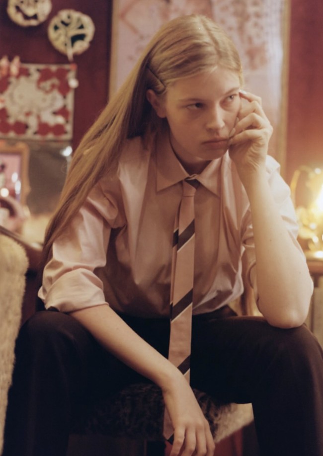 Dalam foto lain, tampak Vivian tampil bergaya androgini dengan kemeja pink dan dasi garis pink-biru. Rambut panjangnya dibiarkan terurai dengan aksesori jepit rambut yang mempermanis tampilannya.  Foto: dok. Teen Vogue