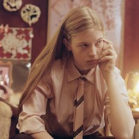 Dalam foto lain, tampak Vivian tampil bergaya androgini dengan kemeja pink dan dasi garis pink-biru. Rambut panjangnya dibiarkan terurai dengan aksesori jepit rambut yang mempermanis tampilannya.  Foto: dok. Teen Vogue