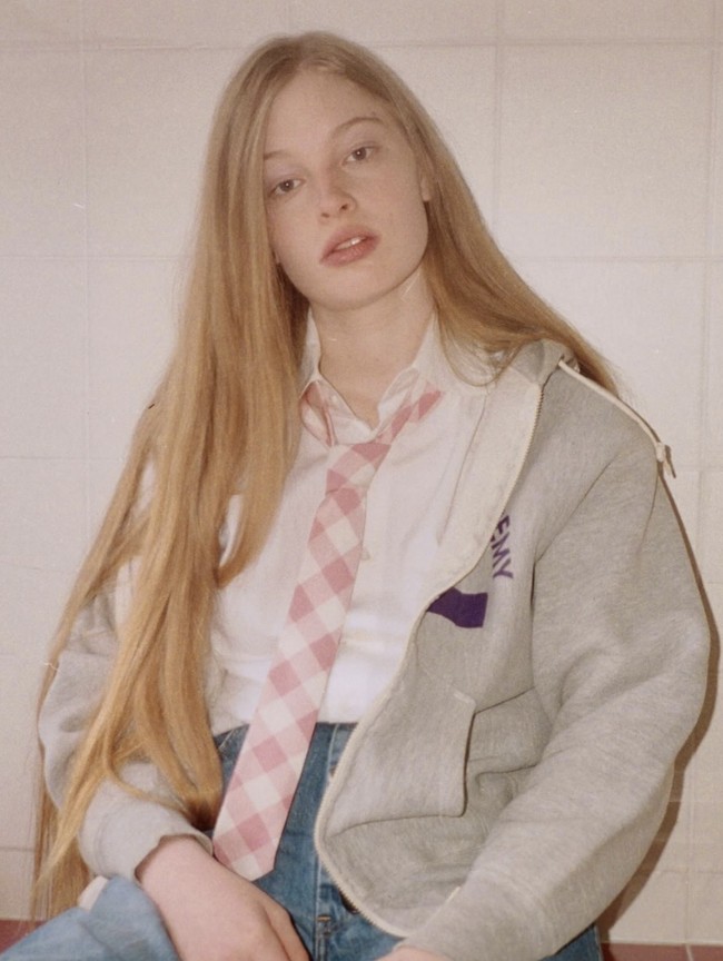 Dalam wawancaranya, Wilson mengungkapkan bahwa sejak kecil, Wilson sudah merasakan ketidaksesuaian dengan identitas gender yang diberikan saat lahir. Namun, tekanan sosial membuatnya sulit untuk mengungkapkan perasaannya. Titik balik terjadi ketika ia menyadari bahwa ia adalah seorang ‘perempuan’ saat masa pubertas. Foto: dok. Teen Vogue