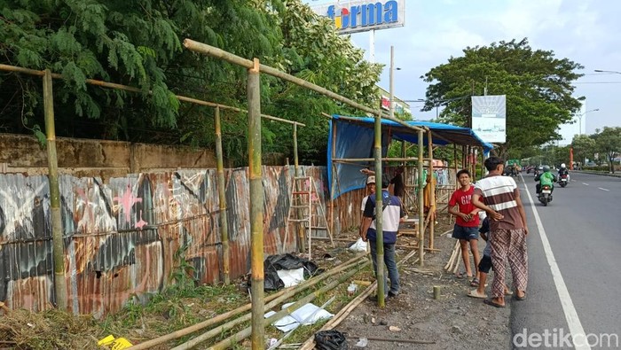 Warga sedang mempersiapkan warung dadakan di jalur Pantura Cirebon
