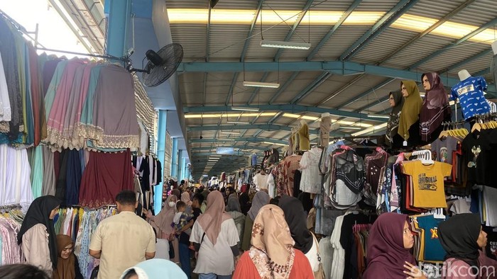 Warga serbu pusat grosir Tanah Abang jelang Lebaran (Devi Puspitasari/detikcom)