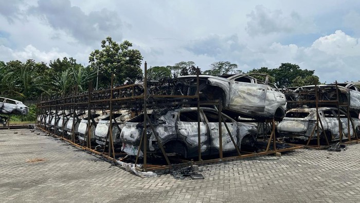 100 unit KD (Knock-Down) Kit mobil bensin Chery terbakar di fasilitas penyimpanan pihak ketiga di Bekasi, Minggu (23/3/2025)